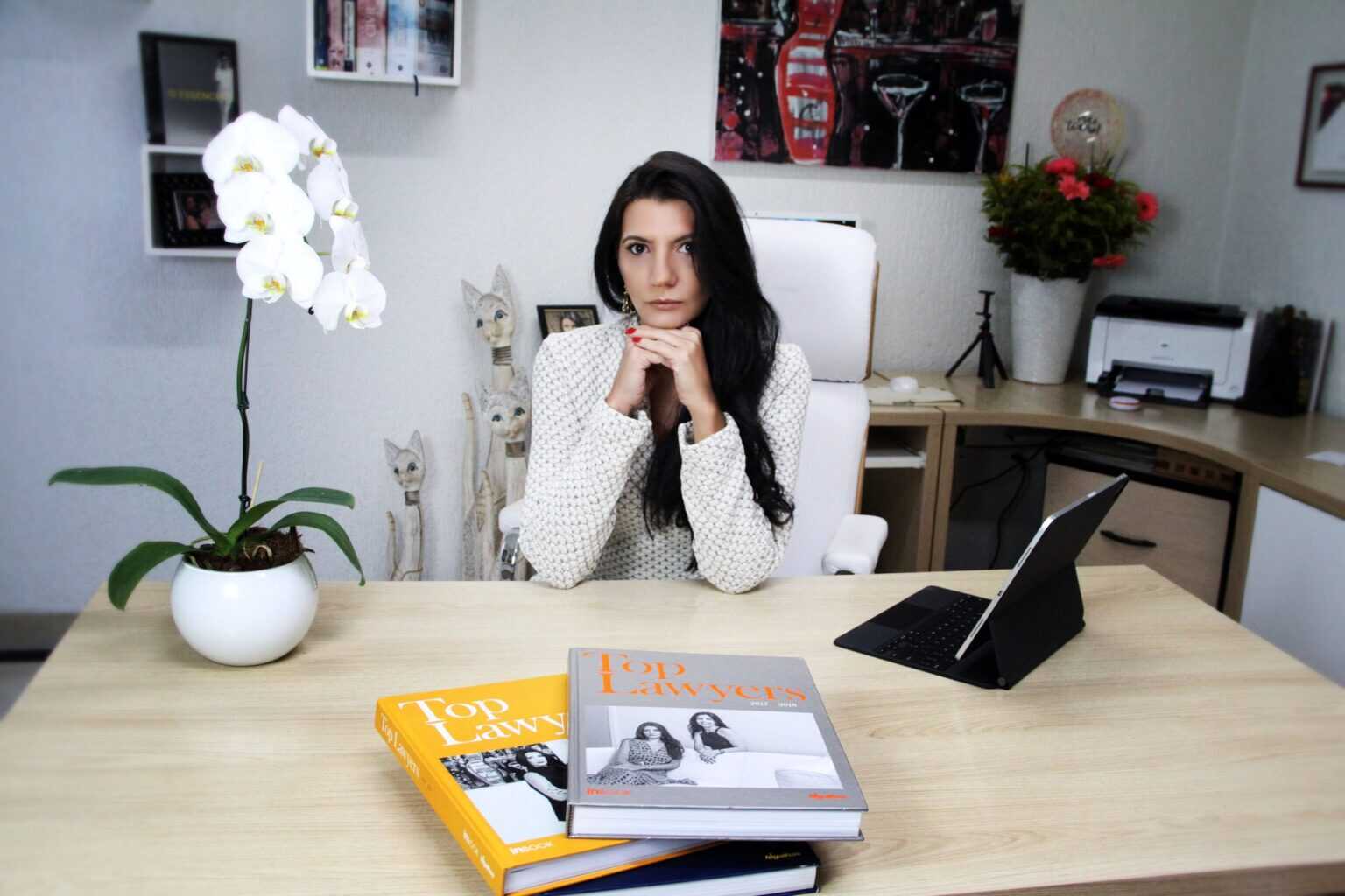 Ana Paula Balhes Caodaglio, sócia fundadora do Caodaglio & Associados, em seu escritório